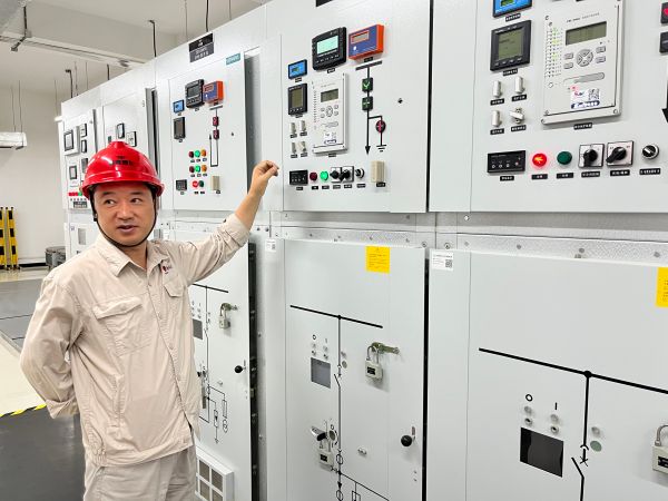王文波查看配電室溫濕度，確保消防安全.jpg