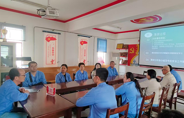近日，物料車間主任喬玄帶領(lǐng)班組人員學(xué)習(xí)事故，并結(jié)合各自崗位工作展開討論.jpg