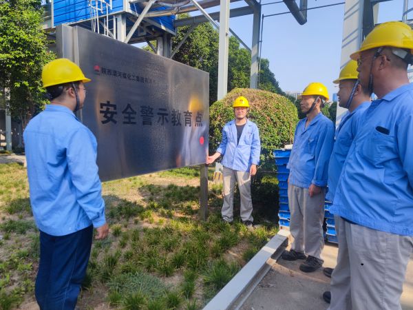 近日，計控電儀部部門領導和安全員組成專項督查小組對部門人員進行現(xiàn)場安全警示教育.jpg