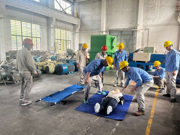 近日，為了提升員工的安全應急處置能力和實踐技能，計控電儀部組織檢修一班進行觸電應急演練.jpg
