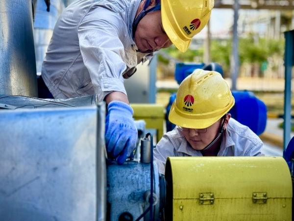 2024年9月，乙二醇車(chē)間職工在認(rèn)真檢查機(jī)泵運(yùn)行情況.jpg