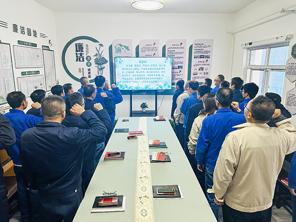 10月21日下午，物料車間黨支部開展了以“敲響廉潔警鐘、繃緊安全之弦、筑牢廉潔安全‘雙防線’”為主題的警示教育活動，--圖為職工進行安全承諾宣誓.jpg