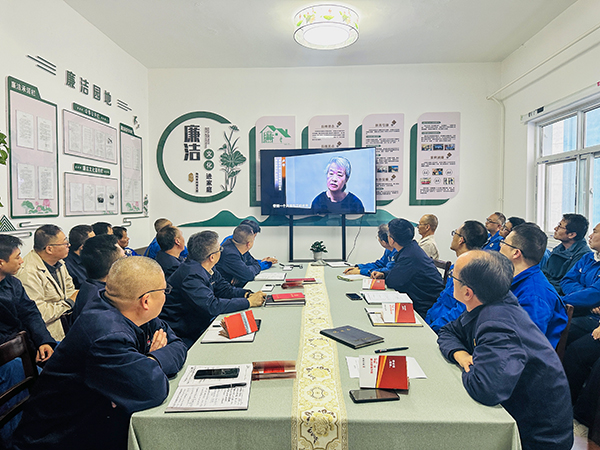 10月21日下午，物料車間黨支部開展了以“敲響廉潔警鐘、繃緊安全之弦、筑牢廉潔安全‘雙防線’”為主題的警示教育活動，--圖為觀看廉潔警示教育專題片.jpg
