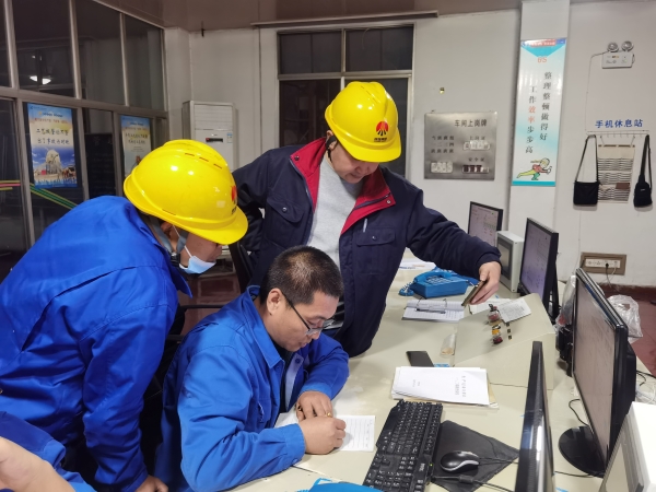 10月23日，電氣人員正在中控室處理PLC故障.jpg