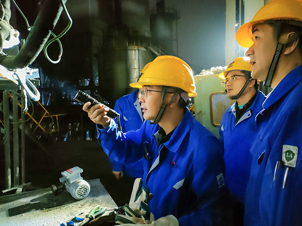 10月30日晚21時20分，工藝電氣人員現(xiàn)場共同檢查并協(xié)商故障處理辦法.jpg