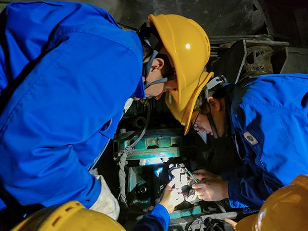 10月30日晚22時，工藝配合電氣人員拆卸故障電機。.jpg