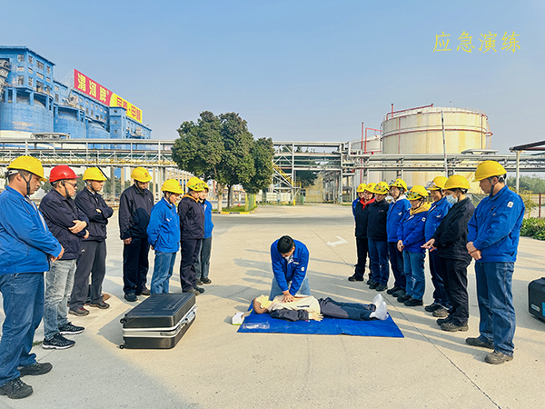 11月8日下午，應(yīng)急救援隊(duì)張伯倫為職工進(jìn)行心肺復(fù)蘇操作技能培訓(xùn).jpg
