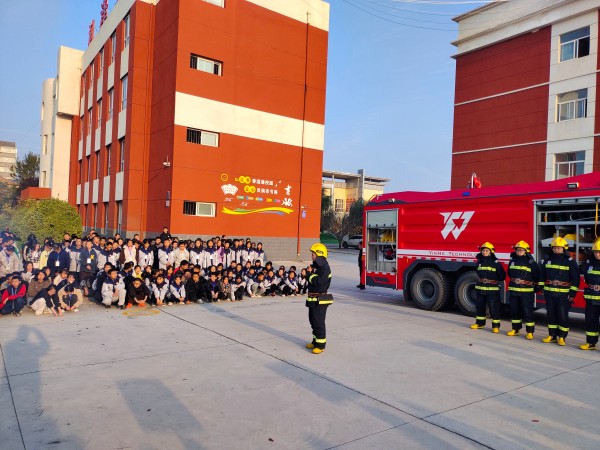 11月6日，彬州公司消防隊進(jìn)學(xué)校宣傳消防知識2.jpg