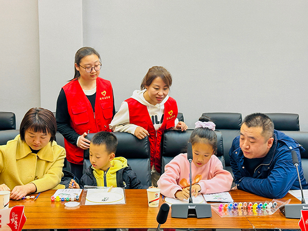 11月30日晚，物料車間黨支部開展“清風(fēng)常伴 以廉守家”為主題的廉潔文化進(jìn)家庭活動(dòng)--志愿者指導(dǎo).jpg