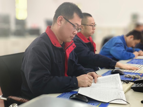 12月2日，尿素車間化工三班中控人員認真監(jiān)盤1.jpg