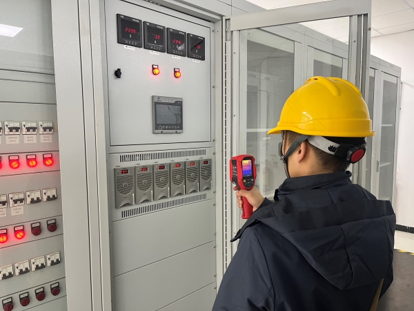 12月，計(jì)控電儀部運(yùn)行人員正在用測(cè)溫儀排查隱患.jpg