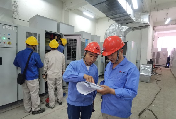 變頻技改現(xiàn)場，大家正在積極討論.jpg