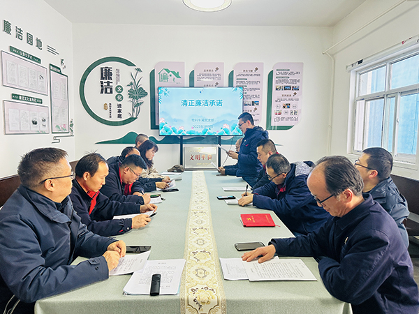 1月9日下午，物料車間黨支部組織黨員領(lǐng)導(dǎo)干部及重點(diǎn)崗位人員開(kāi)展了新年“第一課”活動(dòng)。--圖為重點(diǎn)崗位人員趙宇進(jìn)行清正廉潔承諾.jpg