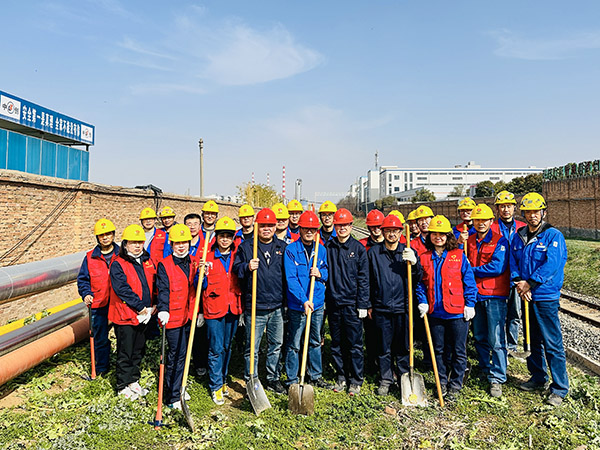 3月20日下午，物料車間黨支部開展“清除雜草保安全 志愿服務(wù)顯擔(dān)當(dāng)”主題活動，黨員及青年志愿者集體合影    600.jpg