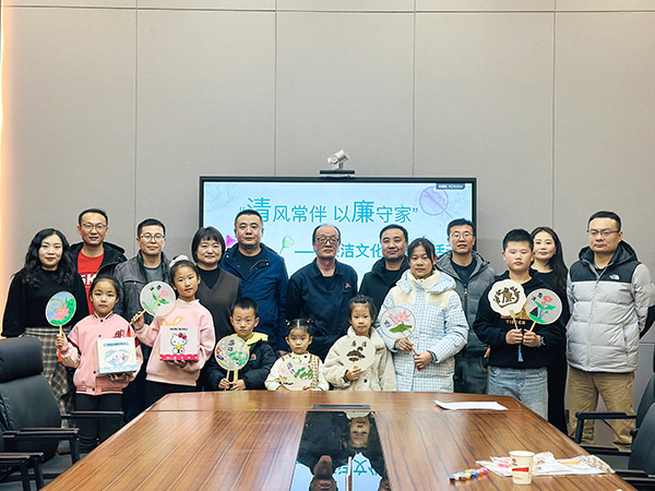11月30日晚，物料車間黨支部開展以“清風(fēng)常伴 以廉守家”為主題的廉潔文化進(jìn)家庭活動，.jpg
