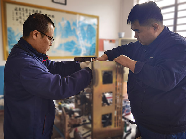 1月14日，檢修一班技術骨干正在對氬壓縮機控制回路技術改造2.jpg