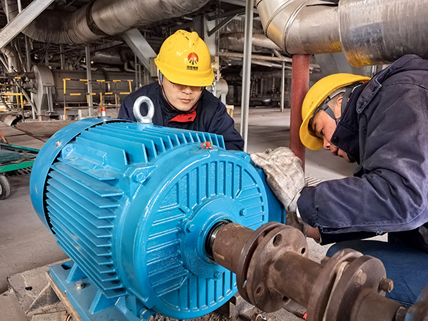 1月20日，檢修三班正在對鍋爐疏水泵電機進行更換1.jpg