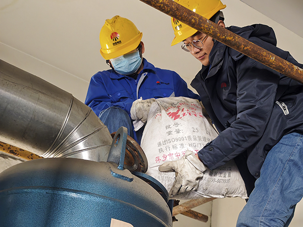 2.19日動(dòng)力車間三期干燥機(jī)廠房內(nèi)，劉凱、張樂正在更換吸附劑.jpg