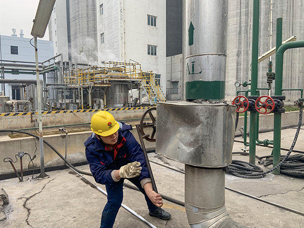 3月12時(shí)，合成車間員工關(guān)小閥門，避免浪費(fèi).jpg