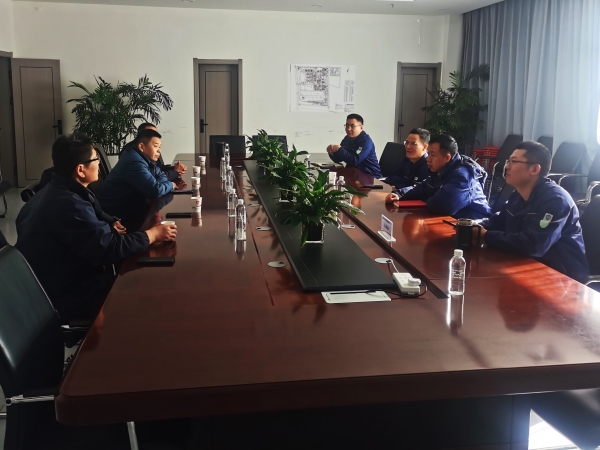 白安林與胡抗戰(zhàn)，杜寶順認真交流_20250318092349.jpg