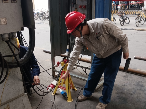 4月9日，計(jì)控電儀部安全員黃建榮在進(jìn)行安全用電現(xiàn)場(chǎng)檢查，為作業(yè)人員指出問題并認(rèn)真講解正確操作及規(guī)定。.jpg