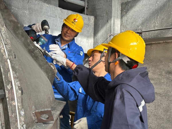 4月9日王明偉、康金生、青工曾炳睿在2#鍋爐磨煤機更換北側(cè)磨輥溫度.jpg