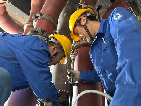 4月9日王明偉、康金生在2#鍋爐磨煤機更換磨輥溫度.jpg