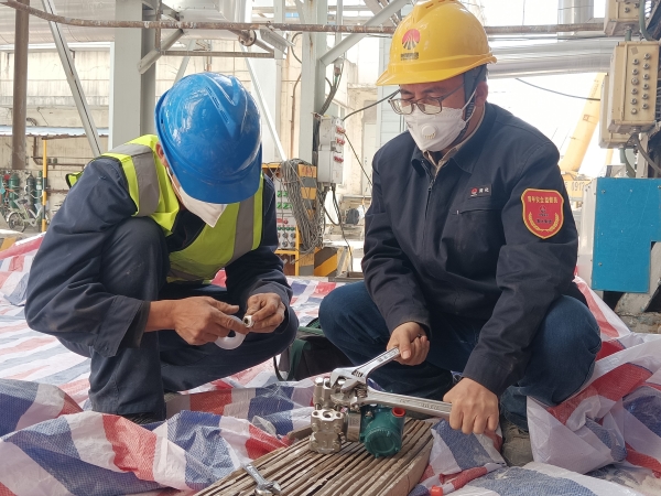 4月13日，計控電儀部員工方立民在一期空分現場進行空分儀表的更換工作.jpg
