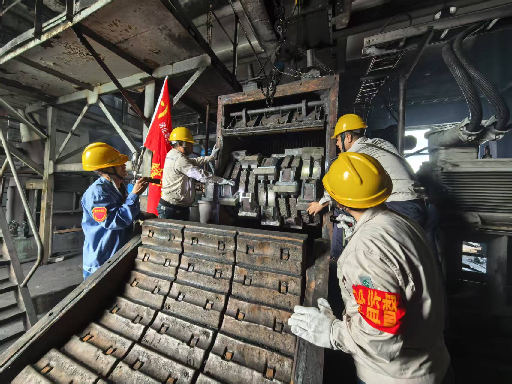 大檢修現(xiàn)場-技術(shù)員贠文軍與林佳峰、安全員李青、黨員黨曉波查看細碎機篩軸安裝情況.jpg