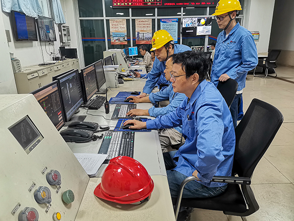 4月21日，3號鍋爐點爐，車間各工藝人員正在精心操作，嚴密監(jiān)控.jpg