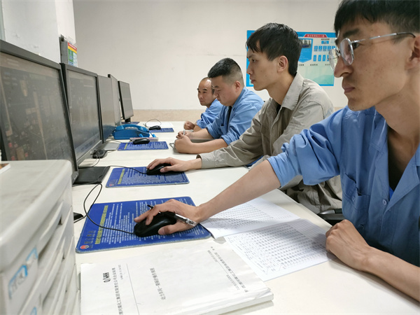 空塔阻力實驗期間，工藝人員在DCS上面操作。.jpg