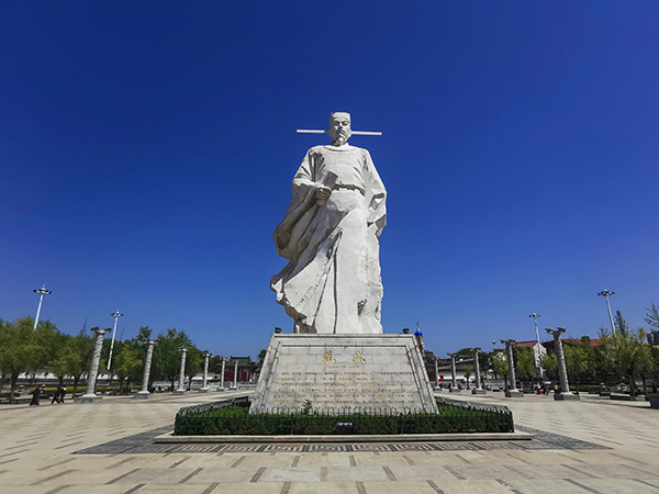 蘇軾雕像，5月2日拍于鳳翔東湖.jpg