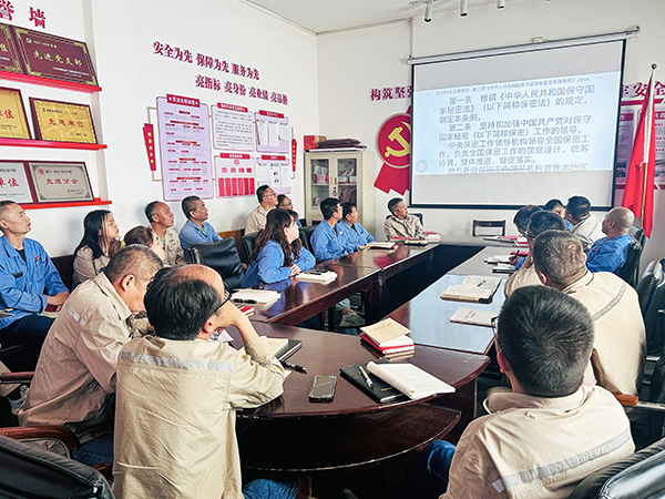 5月7日物料車(chē)間黨支部組織保密教育主題當(dāng)日活動(dòng)-書(shū)記喬玄帶領(lǐng)全體黨員學(xué)習(xí)《保密法》條款.jpg