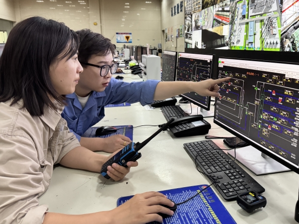 崗位人員在控制室操作畫面.jpg