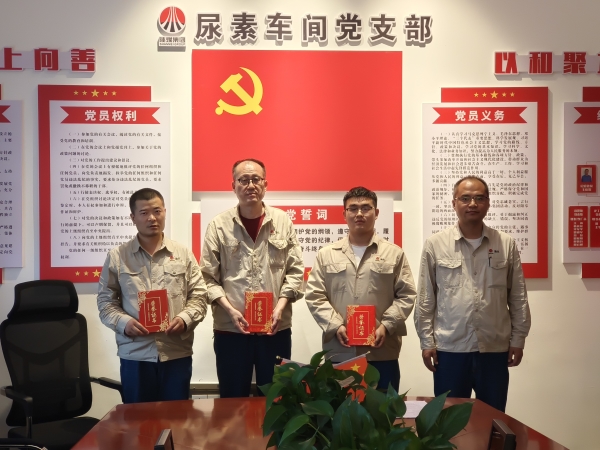 6月20，主任王濤為化工二班頒獎.jpg