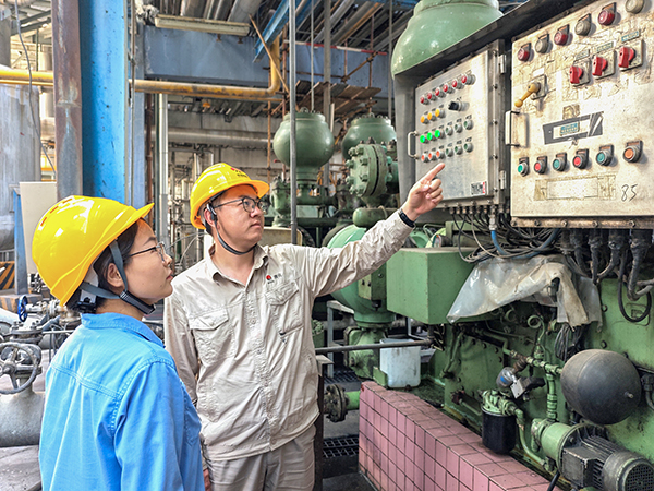 2025年6月23日，設備員對班組人員進行現場教學.jpg