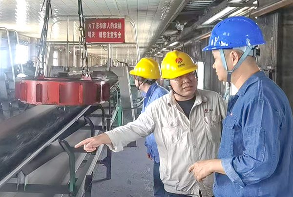 6月27日，技術(shù)員林佳峰和安技員李青就環(huán)保項(xiàng)目倉頂全密封導(dǎo)料槽對(duì)承包商技術(shù).安全.和進(jìn)度要求.jpg