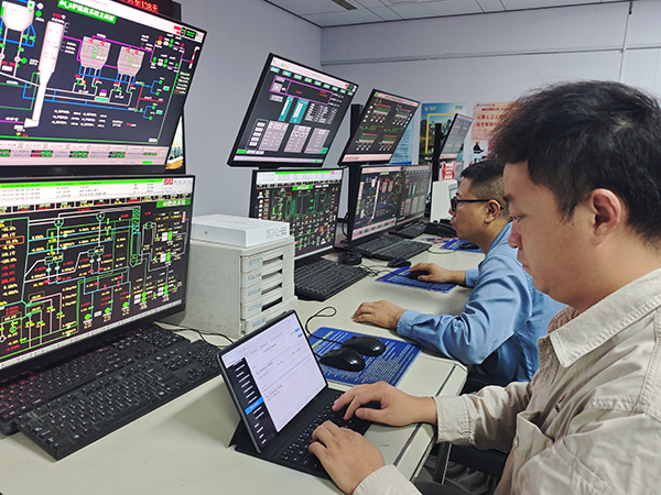 7月3日，動力車間三期控制室，操作人員正在停運4號鍋爐.jpg