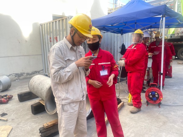 安全員王行在801檢修現(xiàn)場逐一檢查安全措施的落實(shí).jpg