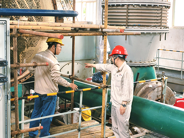 7月5日，清理凝汽器現(xiàn)場，副主任秦昊正在叮囑青工賀國慶注意事項.jpg