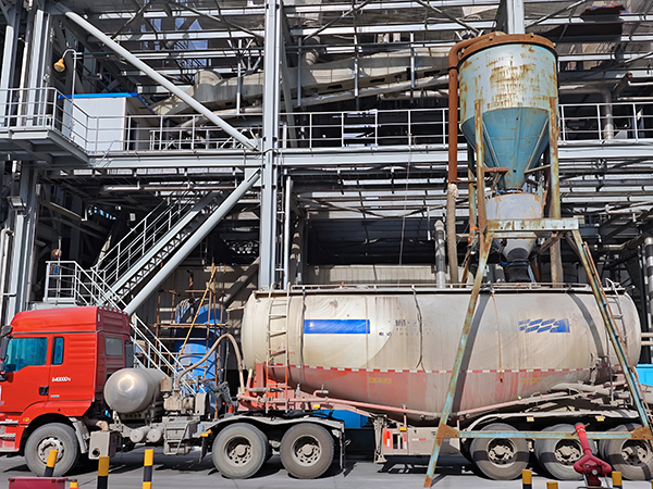 7月6日，動力車間三期脫硫裝置正在利用機(jī)械式清灰器卸灰.jpg