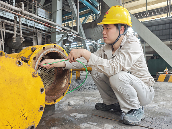 7月6日，動力車間三期現(xiàn)場，李云飛正在清理油冷器.jpg