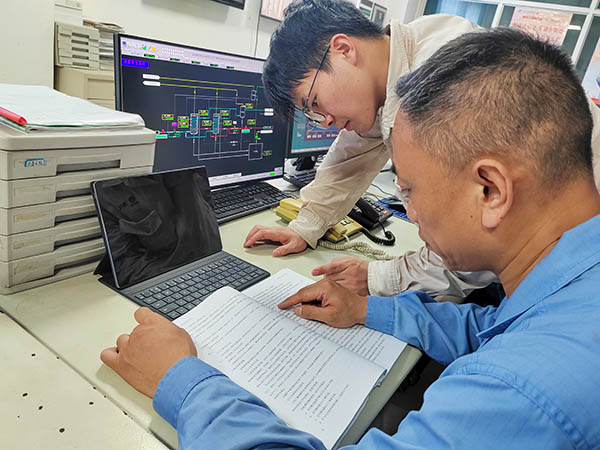 魏高強(qiáng)為董宇斌講解鍋爐理論知識(shí).jpg