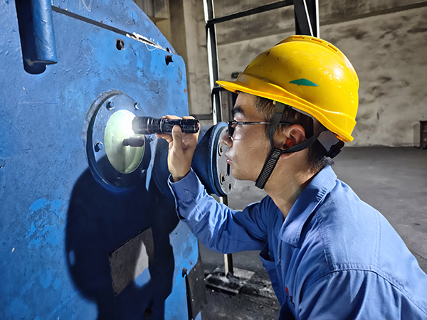 8月14日，動力車間三期現(xiàn)場，運行人員正在給煤機處檢查給煤情況 (1).jpg