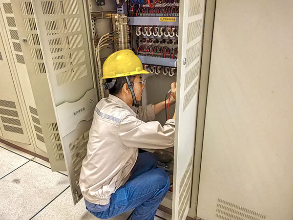 8月20日，電氣人員李強正在排查故障.jpg