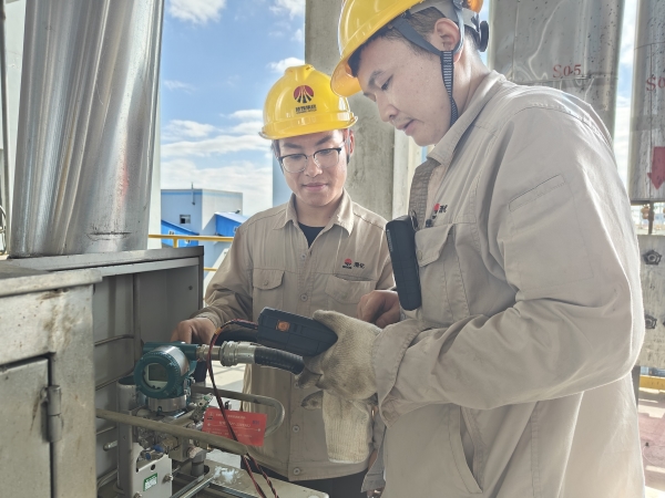陳陽在氣化爐上給王少華講解校準(zhǔn)流量變送器1.jpg