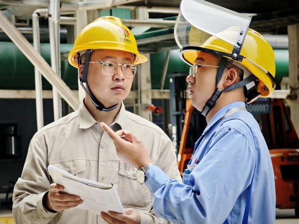 彬州公司2025年中修，職工給新職工講解工藝流程.jpg