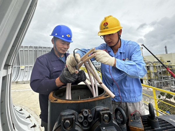 電氣檢修工劉沖測(cè)量接線(xiàn)絕緣.jpg