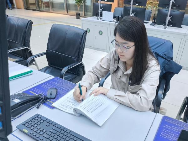 2025年彬州公司中修，女職工認(rèn)真記錄數(shù)據(jù).jpg