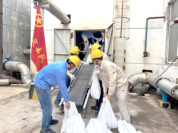 9月10日，動(dòng)力車(chē)間脫鹽水工段團(tuán)員突擊隊(duì)正在裝填石英砂.jpg